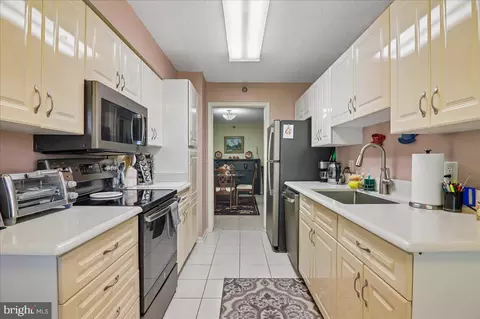 Kitchen - 14809 Pennfield Cir #405, Silver Spring, MD 20906 photo 3 of 4