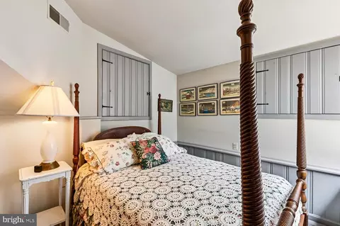 Bedroom - 18 Watergate Ct, Silver Spring, MD 20905 photo 11 of 13