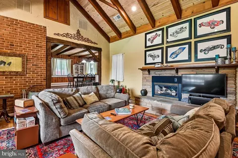 Living - 18 Watergate Ct, Silver Spring, MD 20905 photo 4 of 5