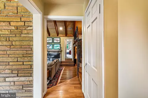 Entry Way - 18 Watergate Ct, Silver Spring, MD 20905 photo 2 of 5