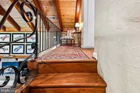 Entry Way - 18 Watergate Ct, Silver Spring, MD 20905 photo 4 of 5
