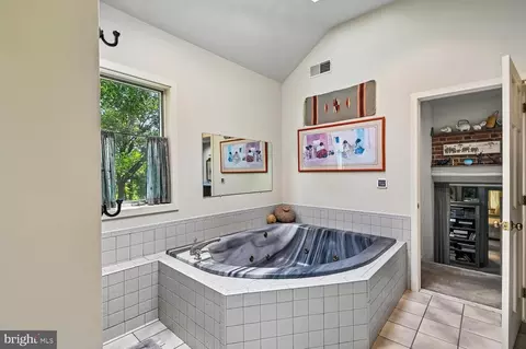 Bath - 18 Watergate Ct, Silver Spring, MD 20905 photo 2 of 7