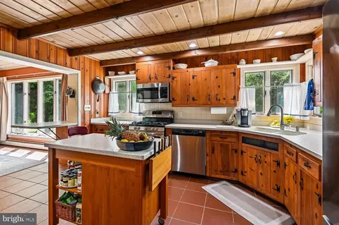Kitchen - 18 Watergate Ct, Silver Spring, MD 20905 photo 2 of 4