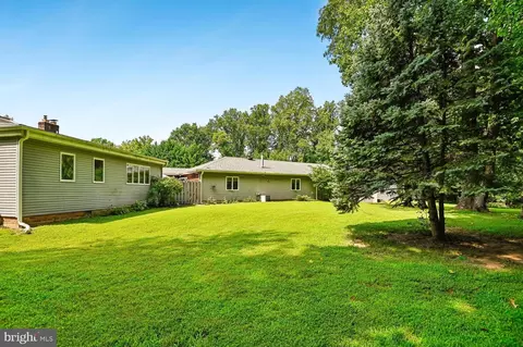 Exterior - 18 Watergate Ct, Silver Spring, MD 20905 photo 13 of 18