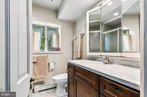 Bath - 18 Watergate Ct, Silver Spring, MD 20905 photo 4 of 7