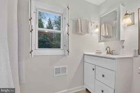 Bath - 9807 Gardiner Ave, Silver Spring, MD 20902 photo 2 of 2