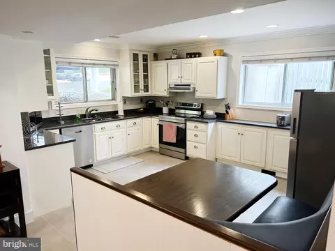 Kitchen - 6427 83rd Pl, Cabin John, MD 20818 photo 5 of 6
