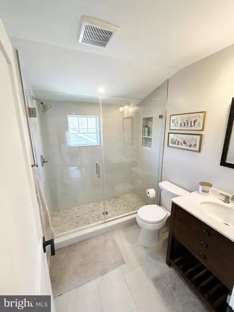 Bath - 6427 83rd Pl, Cabin John, MD 20818 photo 5 of 6