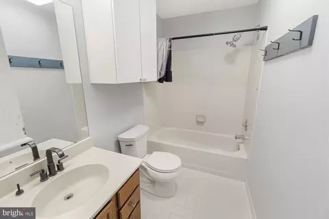 Bath - 17004 Spates Hill Rd, Poolesville, MD 20837 photo 4 of 5