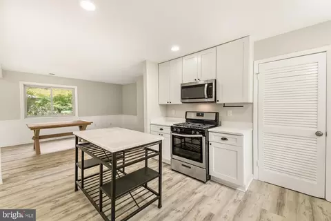 Kitchen - 19345 Hempstone Ave, Poolesville, MD 20837 photo 4 of 5