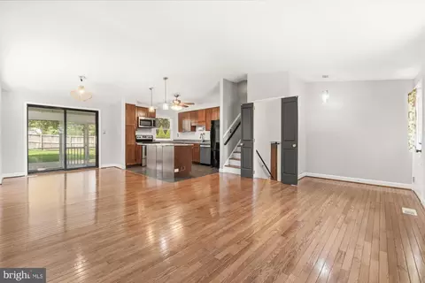 Living - 19110 Dowden Cir, Poolesville, MD 20837 photo 2 of 7