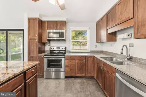 Kitchen - 19110 Dowden Cir, Poolesville, MD 20837 photo 3 of 6