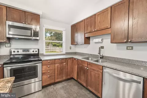 Kitchen - 19110 Dowden Cir, Poolesville, MD 20837 photo 4 of 6