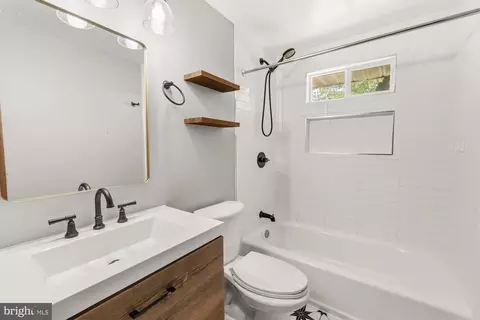 Bath - 19110 Dowden Cir, Poolesville, MD 20837 photo 1 of 2