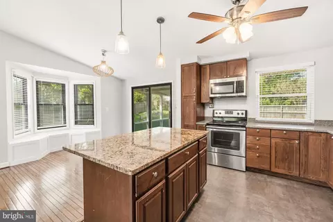 Kitchen - 19110 Dowden Cir, Poolesville, MD 20837 photo 2 of 6