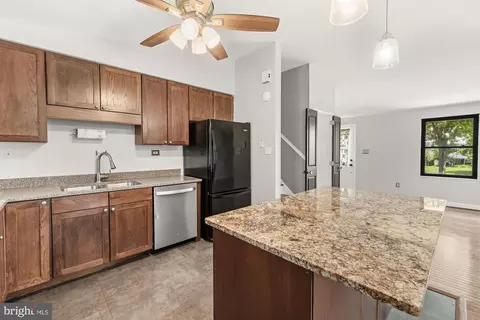 Kitchen - 19110 Dowden Cir, Poolesville, MD 20837 photo 5 of 6