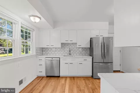 Kitchen - 905 Winhall Way, Silver Spring, MD 20904 photo 2 of 4