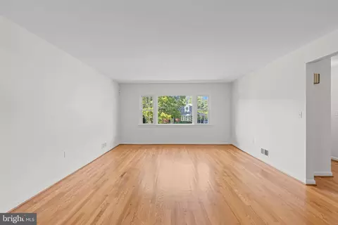 Living - 905 Winhall Way, Silver Spring, MD 20904 photo 2 of 10