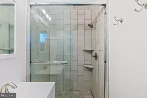 Bath - 905 Winhall Way, Silver Spring, MD 20904 photo 2 of 4