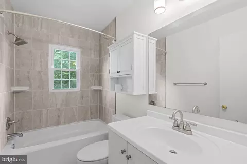 Bath - 905 Winhall Way, Silver Spring, MD 20904 photo 3 of 4