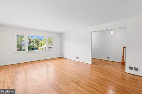 Living - 905 Winhall Way, Silver Spring, MD 20904 photo 5 of 10