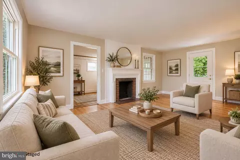 Living - 2005 Dennis Ave, Silver Spring, MD 20902 photo 1 of 3