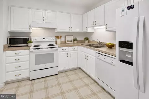 Kitchen - 14801 Pennfield Cir #311, Silver Spring, MD 20906 photo 3 of 3