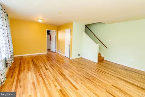 Living - 9059 Manchester Rd #9059, Silver Spring, MD 20901 photo 4 of 5
