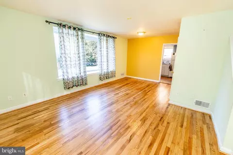 Living - 9059 Manchester Rd #9059, Silver Spring, MD 20901 photo 2 of 5