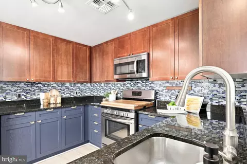 Kitchen - 930 Wayne Ave #1305, Silver Spring, MD 20910 photo 3 of 4
