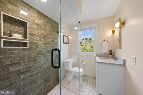 Bath - 2232 Washington Ave #202, Silver Spring, MD 20910 photo 1 of 3