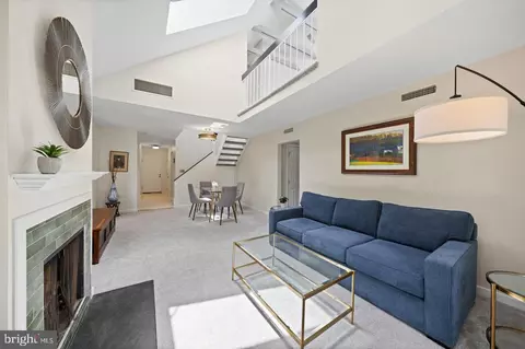 Living - 2232 Washington Ave #202, Silver Spring, MD 20910 photo 1 of 2