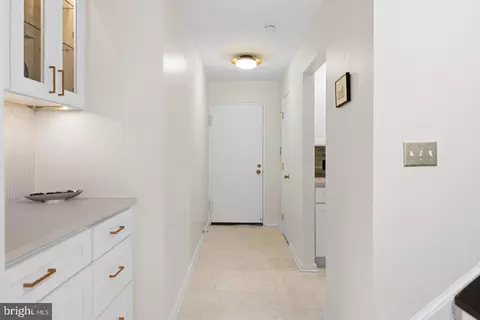 Entry Way - 2232 Washington Ave #202, Silver Spring, MD 20910 photo 3 of 5