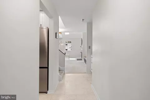 Entry Way - 2232 Washington Ave #202, Silver Spring, MD 20910 photo 2 of 5