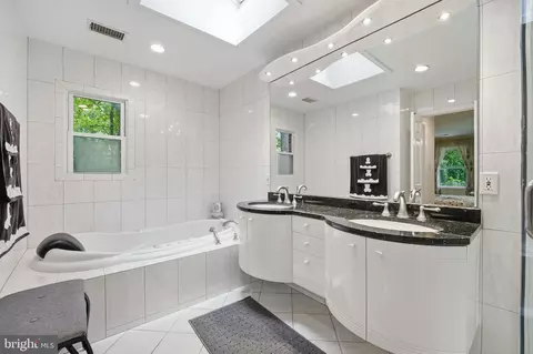 Bath - 15221 Redgate Dr, Silver Spring, MD 20905 photo 3 of 8