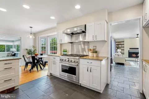 Kitchen - 15400 Layhill Rd, Silver Spring, MD 20906 photo 2 of 3