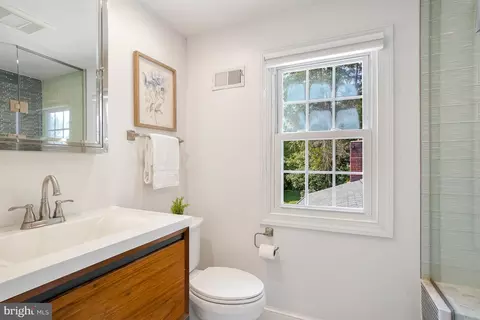 Bath - 15400 Layhill Rd, Silver Spring, MD 20906 photo 3 of 4