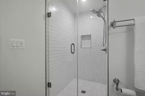 Bath - 303 Belton Rd, Silver Spring, MD 20901 photo 3 of 6