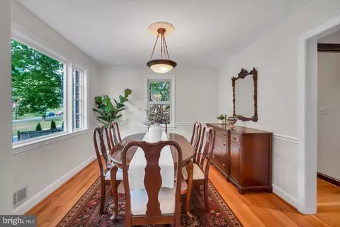 Dining - 1004 Dennis Ave, Silver Spring, MD 20901 photo 1 of 2