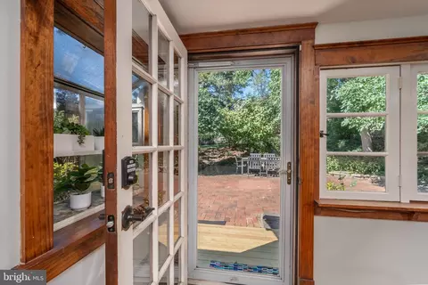 Entry Way - 9220 Columbia Blvd, Silver Spring, MD 20910 photo 4 of 13