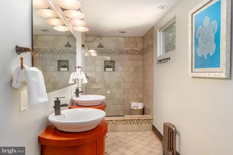 Bath - 9220 Columbia Blvd, Silver Spring, MD 20910 photo 3 of 4