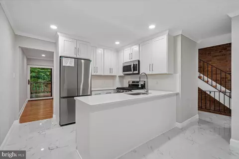 Entry Way - 10713 Deborah Dr, Potomac, MD 20854 photo 3 of 4