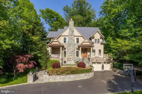 8819 Chalon Dr, Bethesda, MD 20817