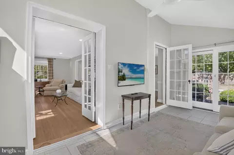 Entry Way - 104 Williamsburg Dr, Silver Spring, MD 20901 photo 3 of 6