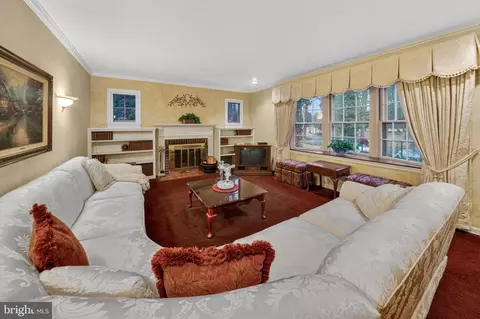 Living - 2701 Olney Sandy Spring Rd, Olney, MD 20832 photo 2 of 2