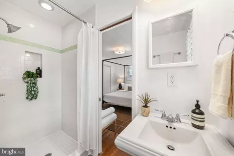 Bath - 2305 Peggy Ln, Silver Spring, MD 20910 photo 2 of 3