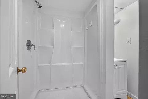 Bath - 11852 Huggins Dr, Silver Spring, MD 20902 photo 2 of 4