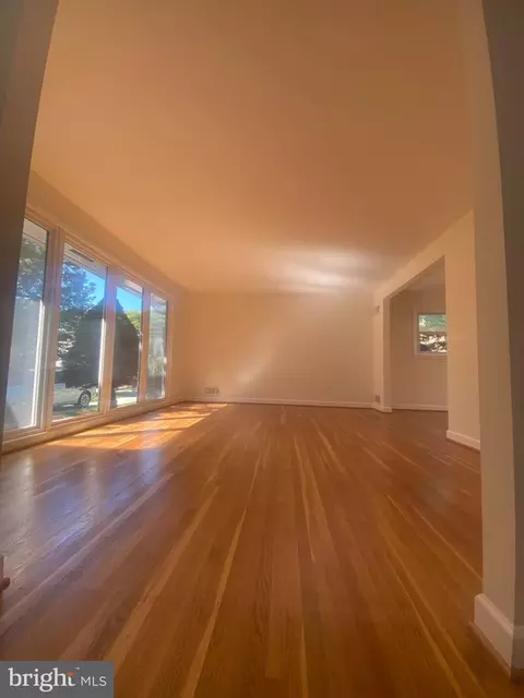 Living - 2209 Mark Ct, Silver Spring, MD 20910 photo 2 of 6