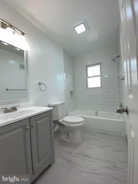 Bath - 2209 Mark Ct, Silver Spring, MD 20910 photo 3 of 5