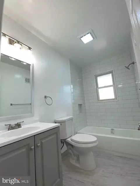 Bath - 2209 Mark Ct, Silver Spring, MD 20910 photo 4 of 5
